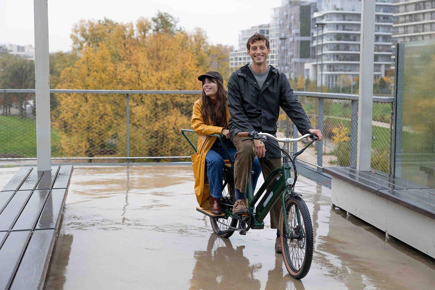 Deux personnes sur un vélo électrique longtail de brumaire